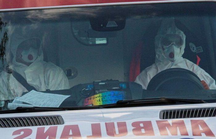 بولندا تُحَوّل ملعب كرة قدم إلى مستشفى بعد زيادة الإصابات بكورونا