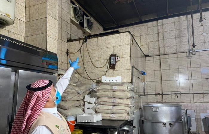 "أمانة الجوف" تغلق مطعمًا شهيرًا بسكاكا بعد رصد مخالفات للاشتراطات الصحية