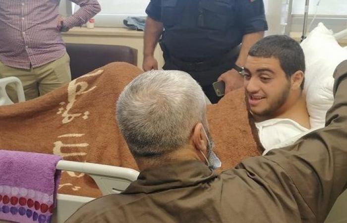 فيديو : والد الفتى الأردني صالح يزوره في المستشفى