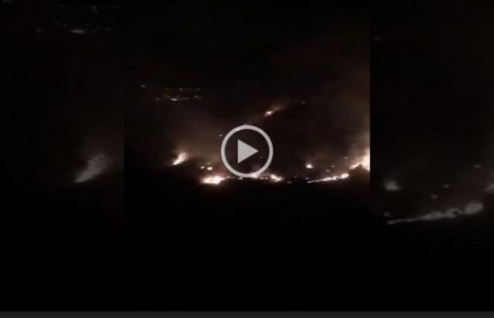 شاهد .. "مدني تنومة" يباشر حريقًا اندلع بمنطقة وعرة بجبل غلامة