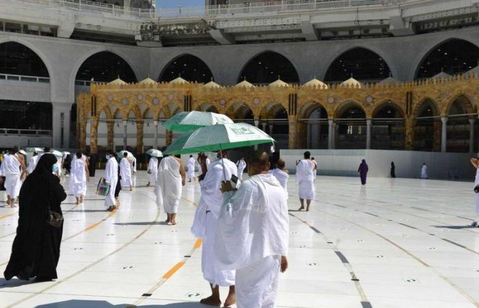 "رئاسة شؤون الحرمين" توزّع أكثر من 400 مظلة على ضيوف الرحمن