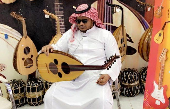 عزف وغناء وشعر وتقليد.. اليزيدي "أبو ريشة" فنان سعودي يتهيأ "فيديو"