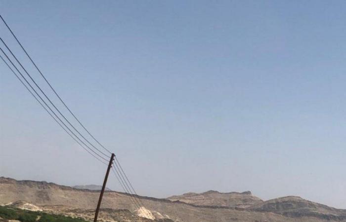 أهالي "زوكة ثربان" بالمجاردة يشتكون من سقوط عامود كهرباء منذ أكثر من عام