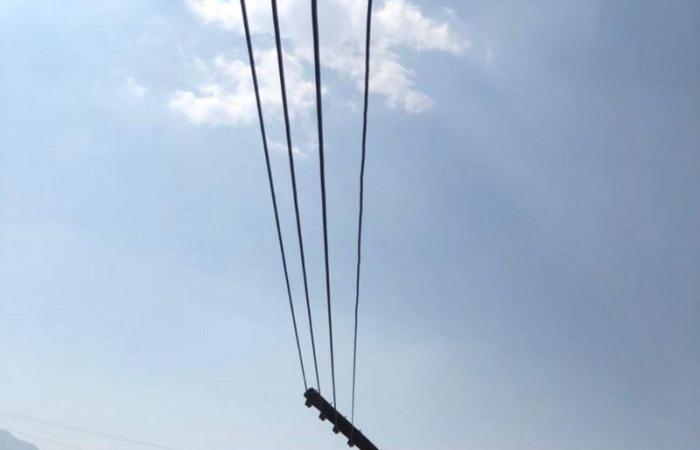 أهالي "زوكة ثربان" بالمجاردة يشتكون من سقوط عامود كهرباء منذ أكثر من عام