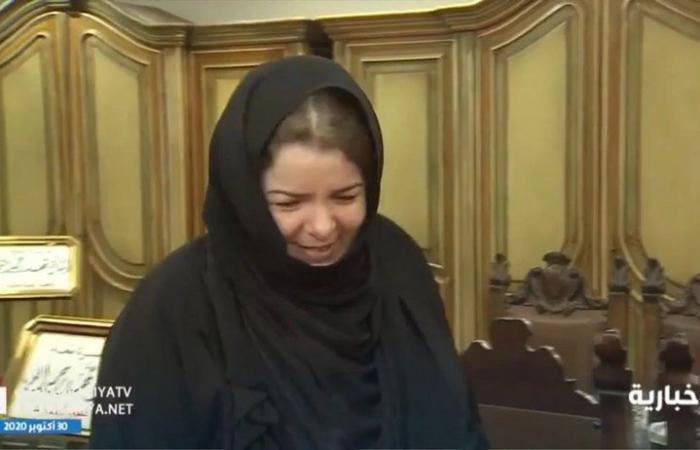 شاهد .. "أم محمد" تجهش بالبكاء وهي تعرض مقتنيات الملوك في متحفها "المهرة"