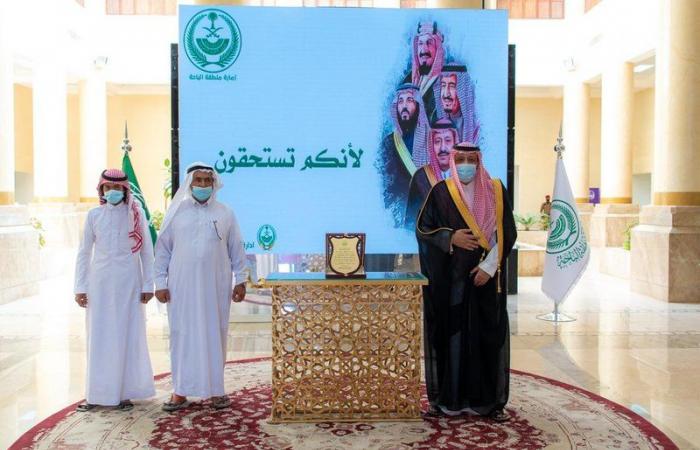 أمير الباحة يكرم شقيقين أنقذا 4 مواطنين من الغرق بوادي تربة