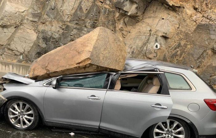 سقوط صخرة على مركبة بـ"هدا الطائف" بعد الأمطار التي شهدتها المنطقة