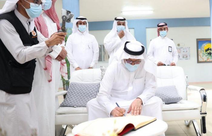 "آل الشيخ" يقف على العملية التعليمية "عن بُعد" بمدرسة ثانوية في مكة