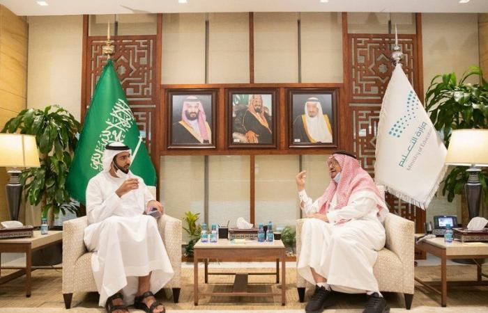خلال لقائه "آل الشيخ ".. سفير الإمارات بالرياض يشيد بتجربة السعودية في التعليم عن بُعد