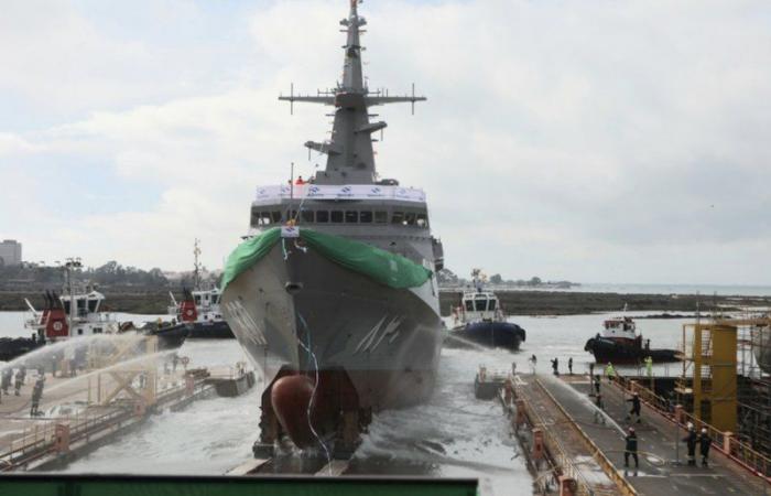 قائد القوات البحرية يعوِّم "سفينة جلالة الملك الدرعية"