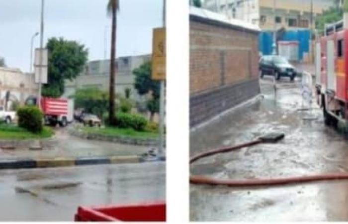 الشرطة تُسطر مشاهد إنسانية في مساعدة المواطنين تحت مياه الأمطار (صور)