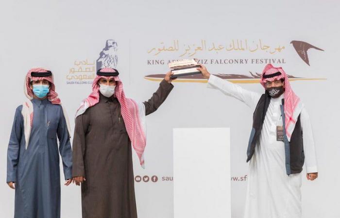 تتويج الفائزين بالأشواط الخمسة في مهرجان الملك عبدالعزيز للصقور