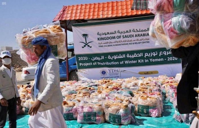 بالصور.. مركز الملك سلمان يوزع 190 حقيبة شتوية في مخيمات النازحين في رغوان بمأرب