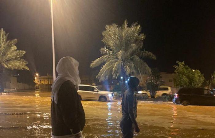 شاهد.. محافظ شقراء يقف على عملية نزح مياه الأمطار من الشوارع