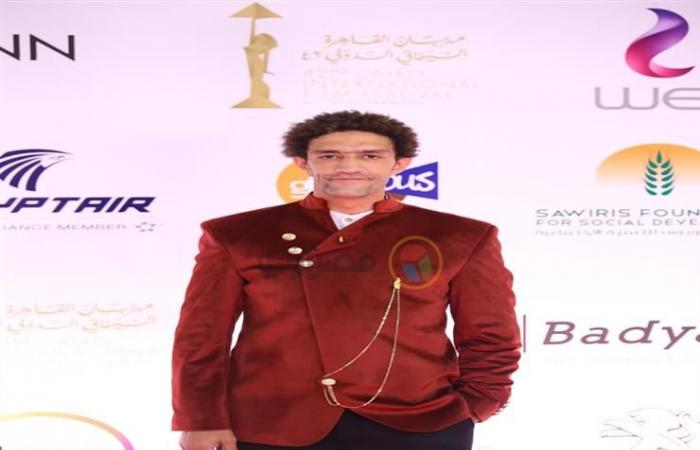 ببليزر من المخمل.. خالد كمال علي ريد كاربت مهرجان القاهرة