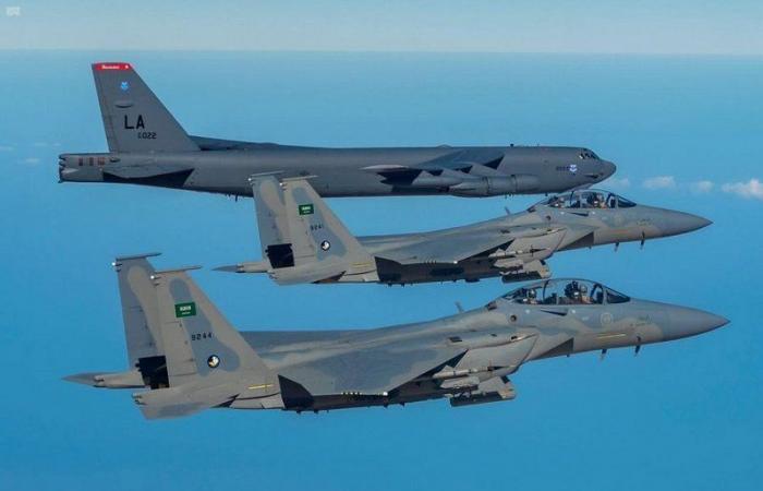 المقاتلات السعودية ترافق القاذفات الأمريكية الاستراتيجية "بي-52"