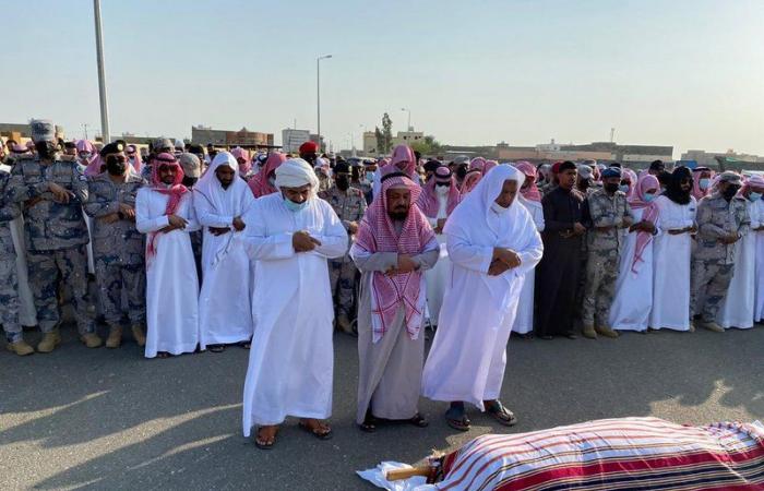 محافظ بيش يتقدم مشيعي شهيد الواجب "العارضي" بعد استشهاده بالحد الجنوبي