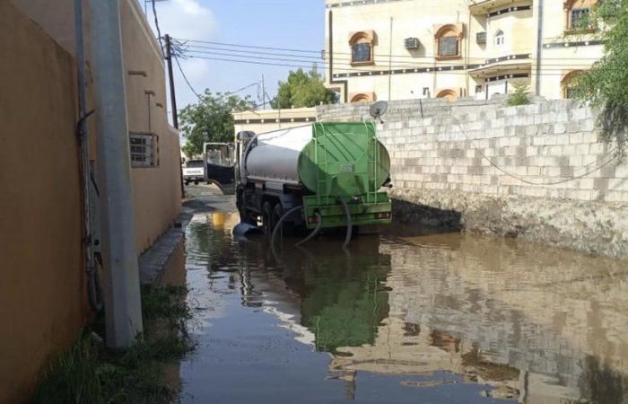 أمطار "عارضة جازان" تستنفر البلدية لفتح الطرق وإزالة الانهيارات