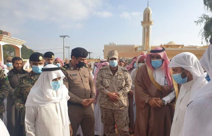 محافظ فيفاء يؤدي صلاة الميت على الجندي عبدالعزيز الفيفي