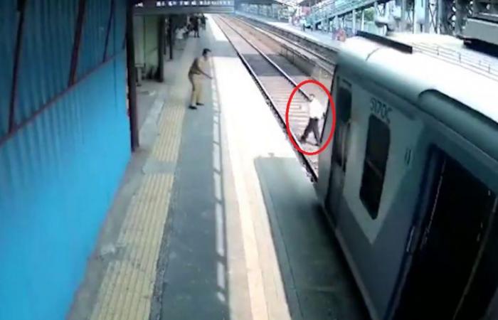 فيديو مروّع.. "حذاء" كاد يقتل صاحبه تحت عجلات القطار