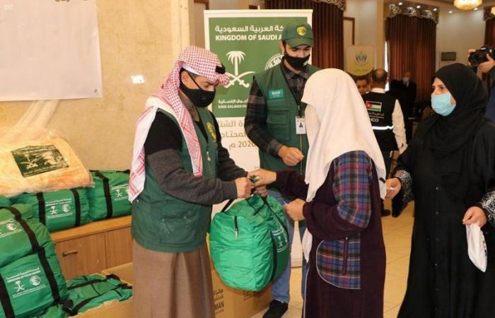 بالصور.. مركز الملك سلمان للإغاثة يُطلق مشروع توزيع كسوة الشتاء في الأردن