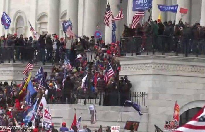 قبل قليل.. أنصار "ترامب" يقتحمون مبنى الكونغرس ويرفعون أعلامًا مناصرة للرئيس