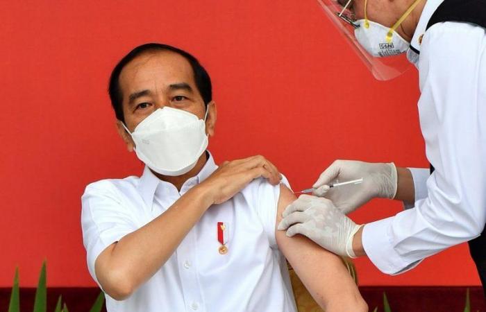 عكس العالم.. "إندونيسيا" تبدأ حملة التطعيم ضد "كورونا" بهذه الفئة