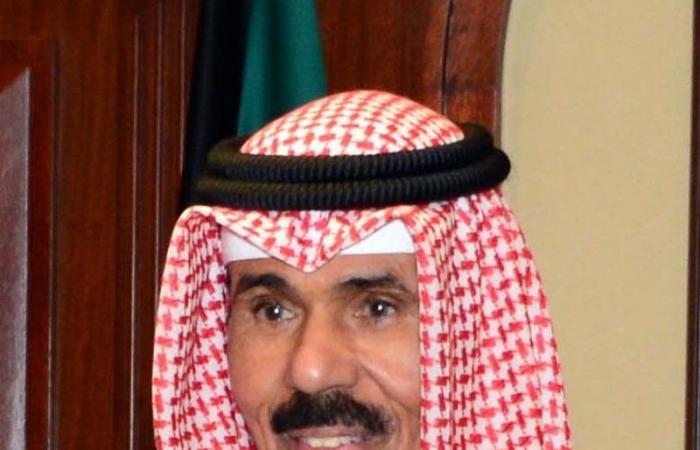 أمير الكويت يقبل استقالة رئيس الحكومة والوزراء