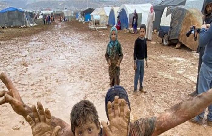سوريا ومأساة اللجوء.. فيديو للقهر ومطر يزيد الطين بلة .. شاهد