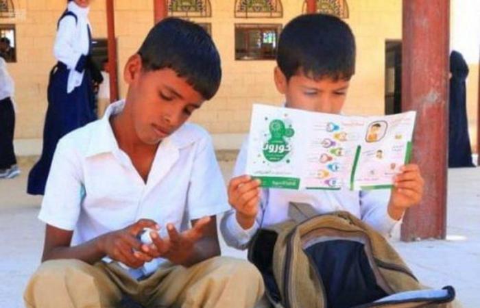 "إغاثي الملك سلمان" يوزع 1,100 حقيبة مدرسية في "سيحوت المهرة"