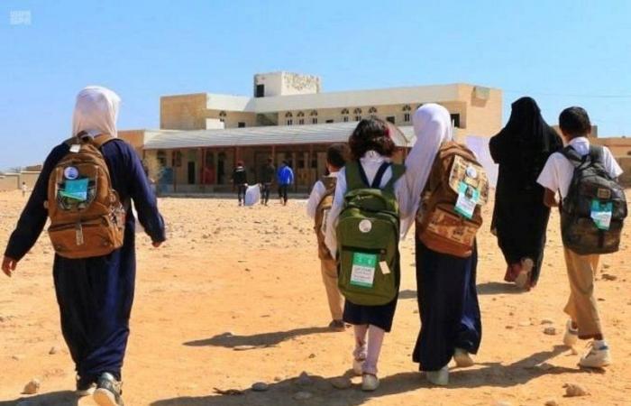 "إغاثي الملك سلمان" يوزع 1,100 حقيبة مدرسية في "سيحوت المهرة"