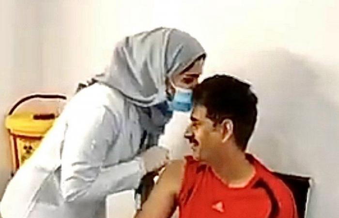 قُبلة رأس وغمرة سعادة.. فيديو تَلَقِّي مواطنٍ اللقاحَ على يد ابنته يلقى رواجًا