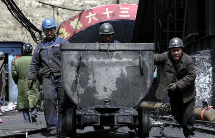 إنقاذ 11 من العمال العالقين منذ 14 يومًا داخل منجم ذهب في الصين