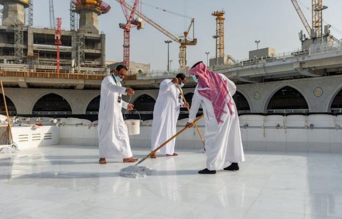 فريق سعودي مختص ينفذ أعمال تنظيف سطح الكعبة المشرفة خلال 40 دقيقة