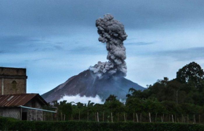 إندونيسيا.. بركان يثور ويطلق الرماد حتى مسافة 3 كم