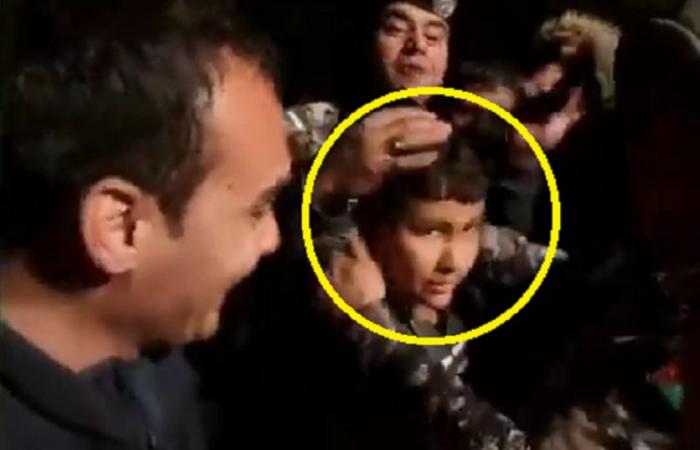 فيديو طريف.. طفل مفقود بالأردن يبحث عن نفسه مع رجال الأمن