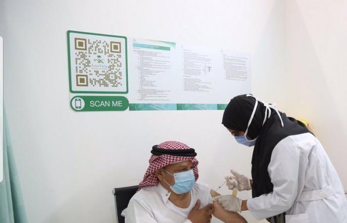 بالصور.. سكان مكة يتلقون لقاح "كورونا" بعد افتتاح أول مركز للتطعيم