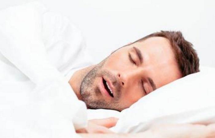 بعيدًا عن صوت الشخير.. لماذا يتنفس البعض بصوت عالٍ عند النوم؟