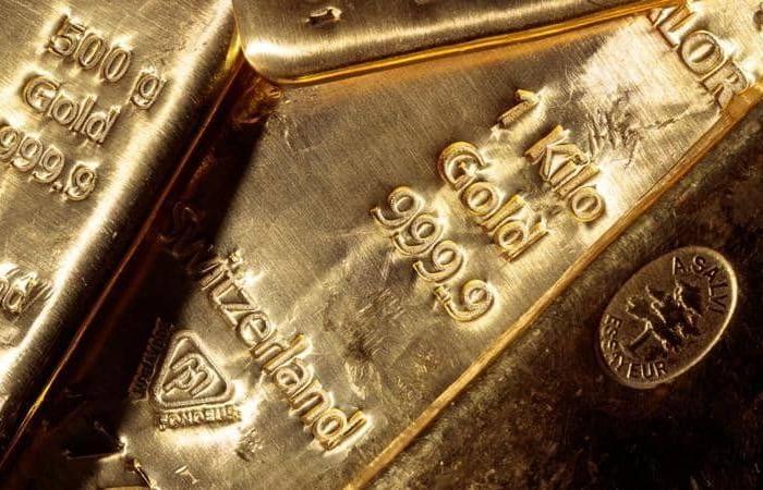 أسعار الذهب تتراجع عن ذروة أسبوع بفعل ارتفاع الدولار