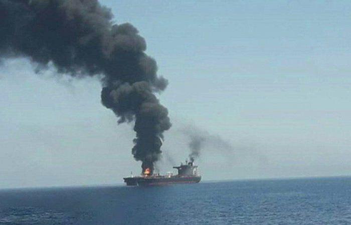 بدون تفاصيل.. انفجار سفينة في خليج عمان
