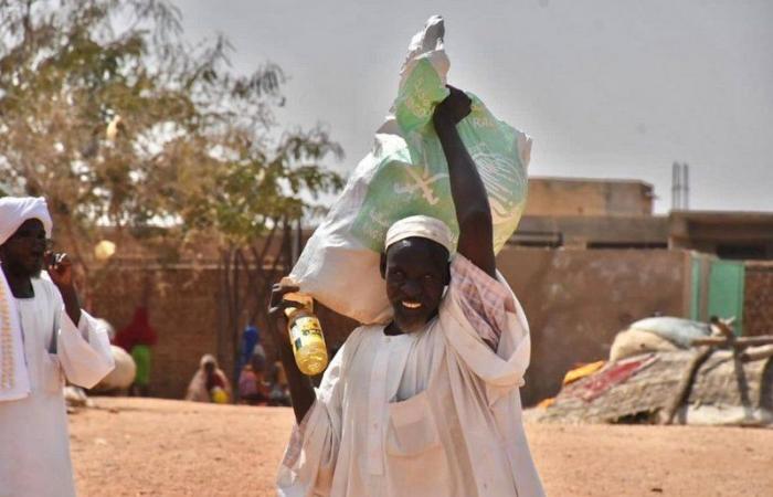 "إغاثي الملك سلمان" يوزع أكثر من 59 طنًّا من السلال الغذائية غرب دارفور