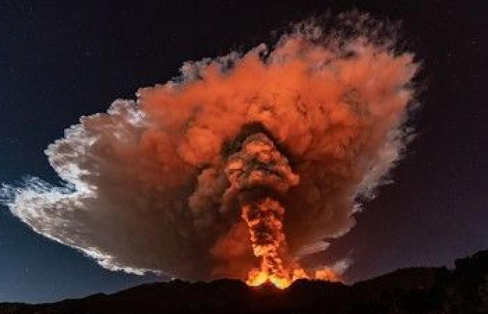 الأسبوع في 8 صور: تجمُّد شلالات نياجرا وثوران بركاني عنيف في إيطاليا