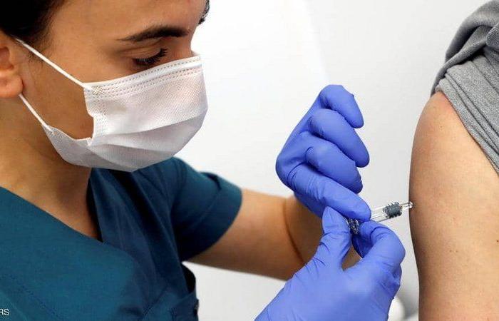 المملكة المتحدة تنتهي من تطعيم 20.5 مليون شخص بلقاحات ضد فيروس كورونا