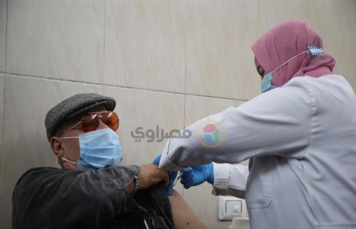 "متشعلقين في الأمل".. كيف مضى أول أيام التطعيم بلقاح كورونا بمصر؟ (معايشة)