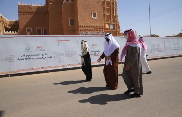 شاهد جولة رئيس الاتحاد السعودي للفروسية في "تراث شقراء" بمعية المحافظ