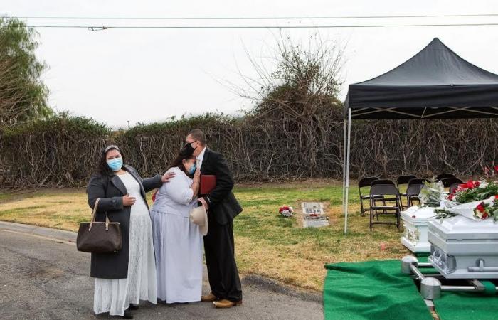 "تكتظ فيها الجثث".. كورونا يصنع مأساة داخل كنيسة صغيرة في أمريكا (صور)
