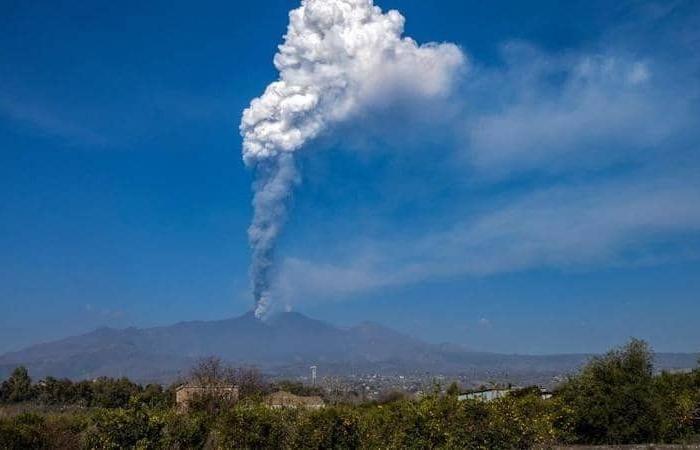 بركان "إتنا" الإيطالي يطلق سحابة هائلة من الرماد والحمم في السماء