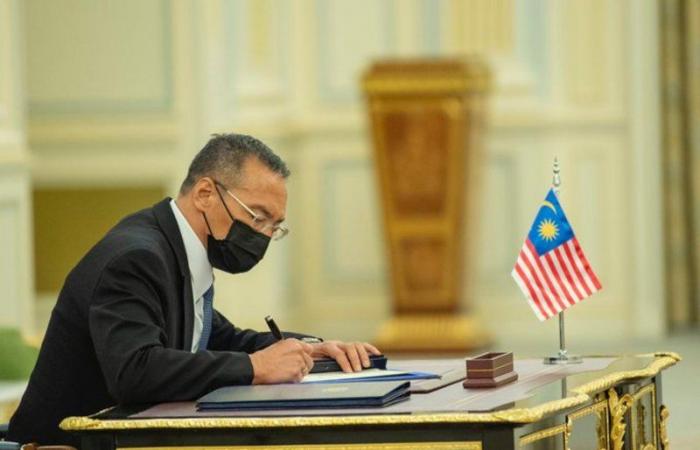 ولي العهد يجتمع مع رئيس الوزراء الماليزي ويشهدان التوقيع على 3 اتفاقيات بين البلدين