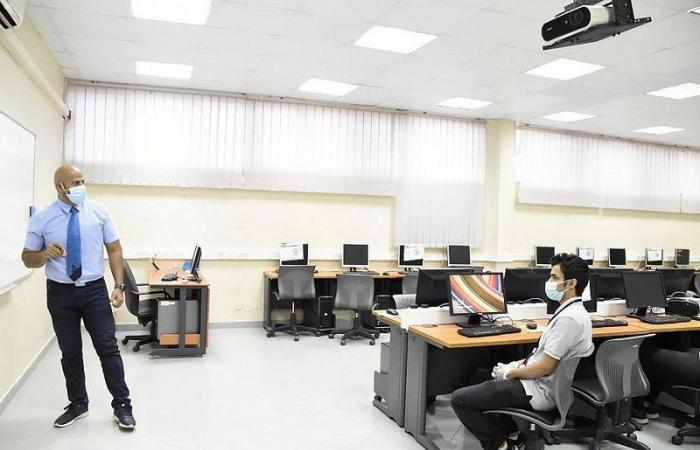 بالصور: الألياف البصرية.. تقنية العصر بكوادر سعودية في كلية الاتصالات والإلكترونيات بجدة
