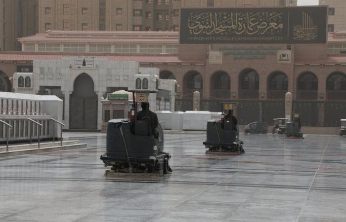 30 معدة لغسيل الأرضيات بساحات وسطح المسجد النبوي أثناء الموجة الغبارية